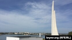 Вид на обелиск «Штык и парус»
