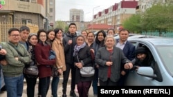 Близкие Алтынбека Орынтайулы возле изолятора ожидают его освобождения, 14 мая 2019 года. 