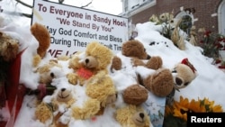 В начальной школе Сэнди-Хук в Коннектикуте погибли 12 девочек, 8 мальчиков и 6 женщин. По ним стреляли из винтовки.