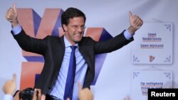 Premierul şi liderul partidului liberal (VVD) Mark Rutte celebrează victoria în alegeri.