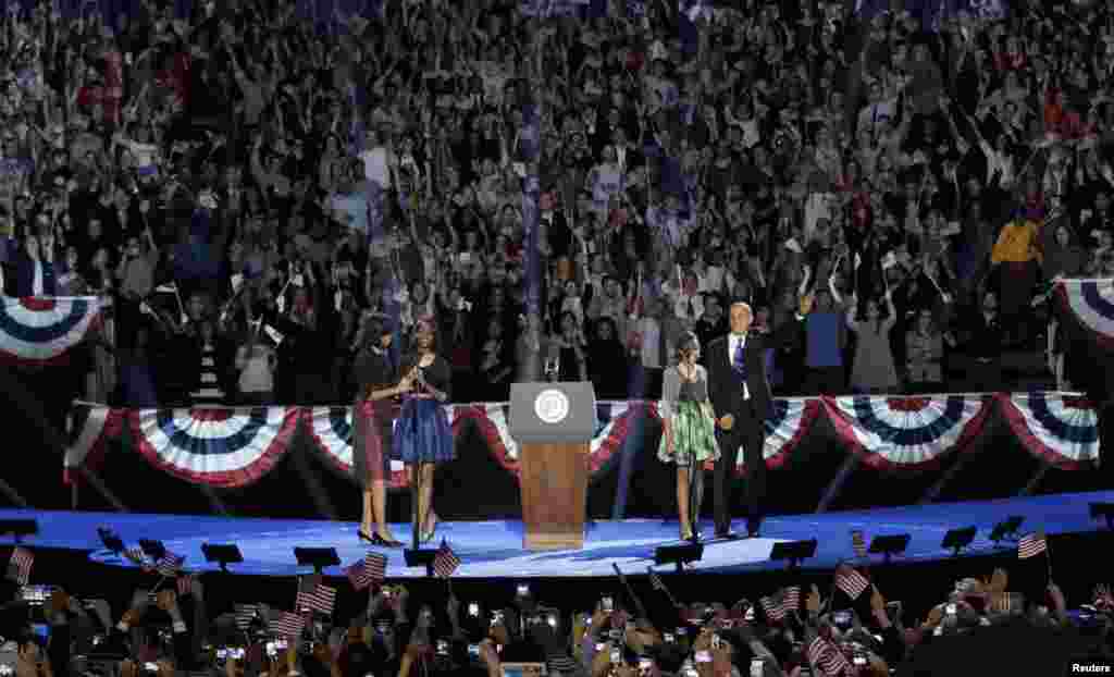 Predsednik SAD pred svojim pristalicama u Čikagu stoji sa porodicom pre pobedničkog govora