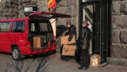 Карантин: працівники магазину електроніки завантажують товар для адресної доставки покупцям. Київ, Хрещатик,18 березня 2020