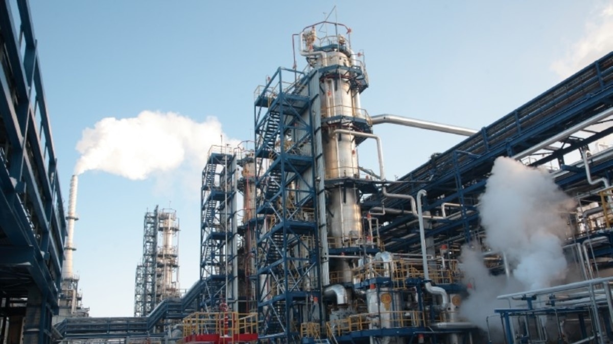 Производство поволжья. Поволжский нефтеперерабатывающий завод. Заводы Поволжья. Нефтехимические заводы Поволжья. Химическая промышленность Поволжья.