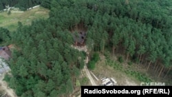 Територія цих ділянок огороджена парканом, а за нею завершують зводити будинок