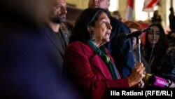 საქართველოს მეხუთე პრეზიდენტი სალომე ზურაბიშვილი საპროტესტო აქციაზე შეკრებილებს სიტყვით მიმართავს