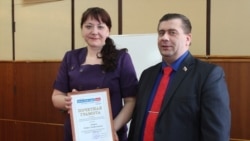 Ульяна Михайлова вручает Игорю Иванову профсоюзную грамоту