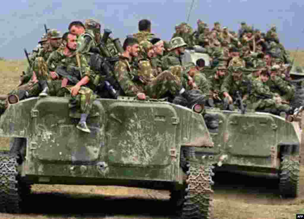 Російські війська неподалік міста Джава в Південній Осетії, 9 серпня - Russian troops sit on armoured personnel carriers in the South Ossetian town of Java on August 9, 2008.