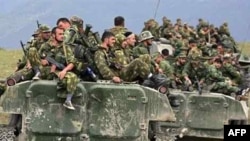 Колонна российских войск в районе второго по величине населенного пункта Южной Осетии Джавы