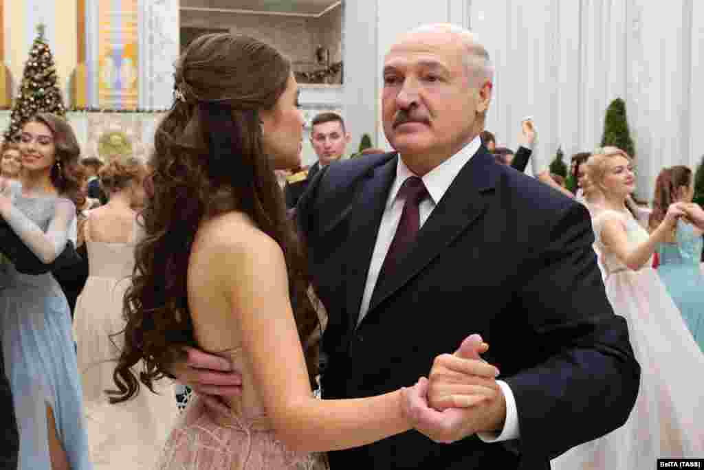 2018 год. Лукашэнка наведвае чарговы баль у Палацы незалежнасьці. Пра ягоную жонку Галіну Лукашэнку згадваюць усё радзей, яна даўно жыве асобна