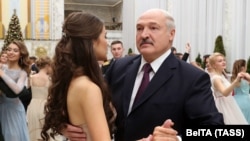 Олександр Лукашенко полюбляє товариство гарних молодих жінок. З міс Білорусь 2018 року Марією Василевич на молодіжному Різдвяному балі у Палаці незалежності, 28 грудня 2018 року