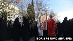 Sa protesta sveštenika i kaluđerica Srpske pravoslavne crkve ispred Skupštine Crne Gore, Podgorica