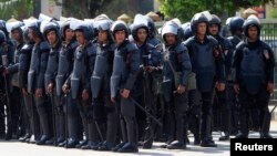 شرطة مكافحة الشغب المصرية تقف خارج جامعة القاهرة