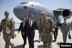 АКШнын коргоо министри Эштон Картер (ортодо) Багдаддын эл аралык аэропортунда. 23-июль 2015