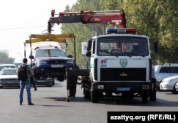 Көлікті алып кеткелі жатқан жол полициясы. Алматы.