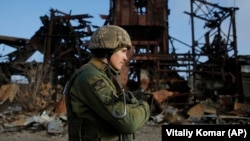 Ноябрь 2019 года. Украинский военнослужащий на фоне разрушенной шахты в Авдеевке Донецкой области