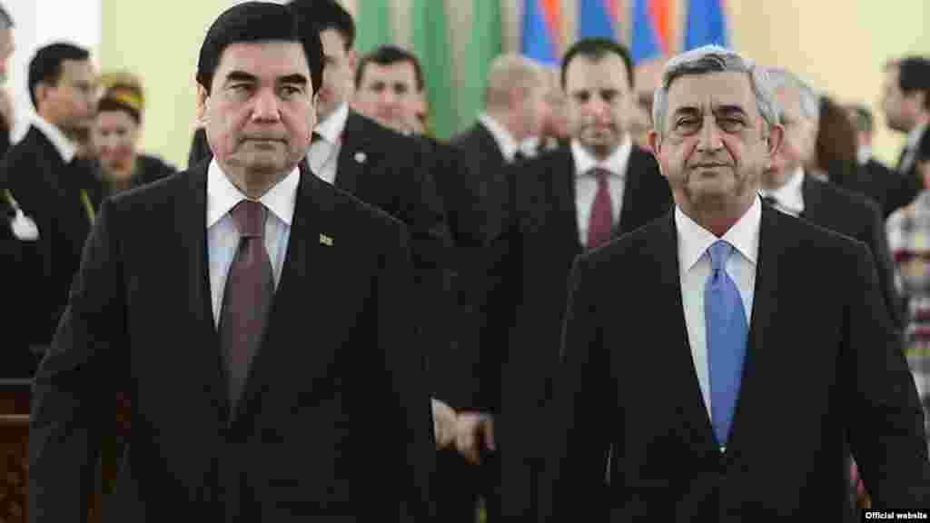 Ermənistan prezidenti Serzh Sarkisian (Serj Sarkisyan) (solda) türkmən həmkarı Gurbanquly Berdymukhammedov-la (Qurbanqulu Berdıməhəmmədov) görüş zamanı. Yerevan, 29 noyabr 2012 