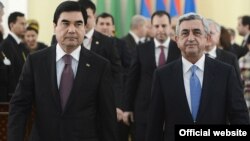 Armenia - President Serzh Sarkisian (R) and his Turkmen counterpart Gurbanguly Berdimuhamedov meet in Yerevan, 29Nov2012.