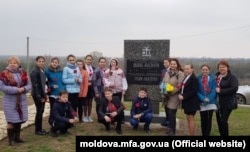 Молдова. Українці Молдови біля відреставрованого на честь 380-річчя українського гетьмана пам’ятника Мазепі у Варниці в день ювілею, 20 березня 2019 року