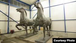 Так называемые "кони Гитлера", стоявшие у Рейхсканцелярии, находились в ГДР, но затем исчезли 