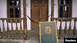 Мұражай-үйінің алдында тұрған Сталиннің суреті. Гори, 5 наурыз 2010 жыл.