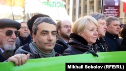 Лидеры "Яблока" на демонстрации памяти Бориса Немцова. Лев Шлосберг – второй слева 