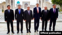 Государственный секретарь США Джон Керри (третий справа) на встрече с министрами иностранных дел стран Центральной Азии. Самарканд, 3 ноября 2015 года. 
