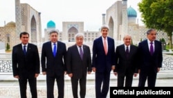 Государственный секретарь США Джон Керри (третий справа) на встрече с министрами иностранных дел стран Центральной Азии. Самарканд, 3 ноября 2015 года.