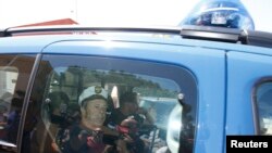 Rusiyalı azarkeşlər polis maşınında