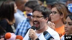 «فردی گوآرا»، نایب رئیس پارلمان ونزوئلا،‌در ماه‌های گذشته در خط مقدم اعتراض‌ها علیه دولت نیکلاس مادورو، قرار داشت.