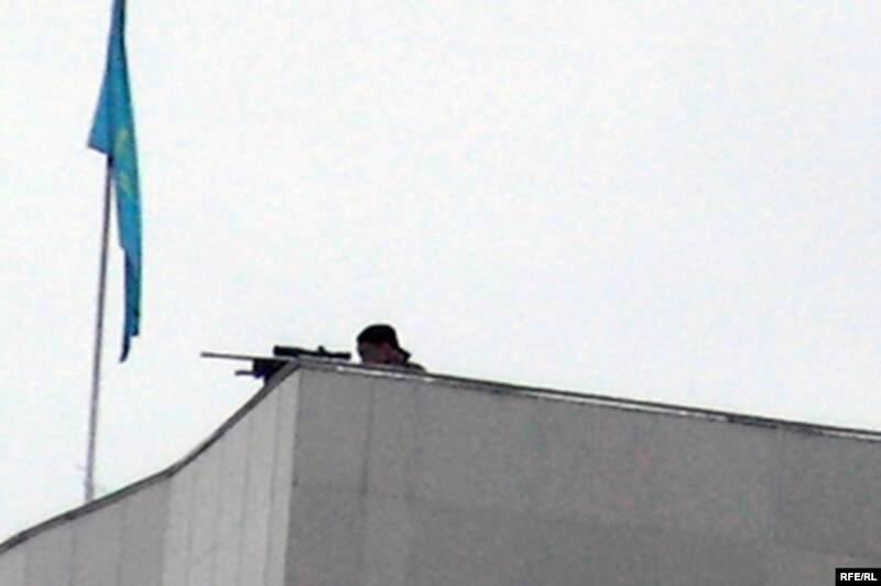 Снайпер на крыше здания Дружбы народов. Актобе, 10 сентября 2009 года.