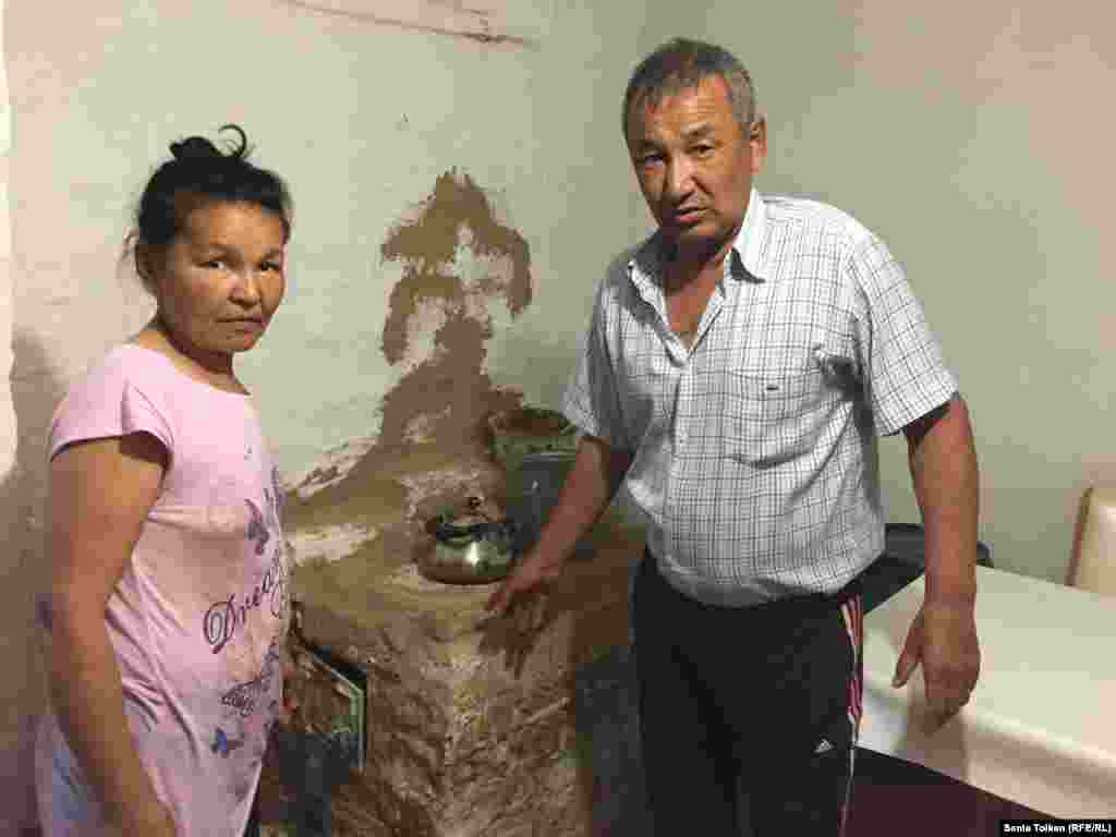 Соседи Артура, Орынбасар Ешманов и Айгуль Таскынбаева, живут в доме, которые тут называют землянкой. В таких домах нет природного газа, зимой они отапливаются простой печкой. 
