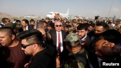Abdul Rashid Dostum la sosirea pe aeroportul Internațional de la Kabul