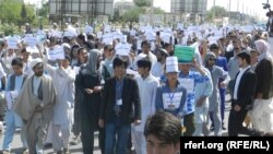 مظاهره کننده ها در شهر مزارشریف