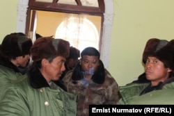 На месте массовой драки между местными жителями и китайскими рабочими в селе Куршаб Ошской области Кыргызстана. 9 января 2013 года.