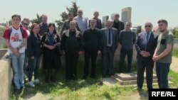Aprelin 29-da bir qrup hüquq müdafiəçisi, jurnalist və ictimai fəal bloger Mehman Qələndərovun məzarını ziyarət edib