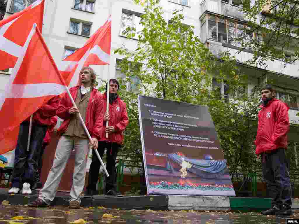 Движение "Наши" пикетирует дом, где живет автор непонравившейся им статьи Александр Подрабинек