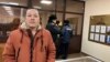 Белсенді Махамбет Әбжан сот ғимаратында тұр. Нұр-Сұлтан, 6 наурыз 2020 жыл.