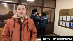 Белсенді Махамбет Әбжан сот ғимаратында тұр. Нұр-Сұлтан, 6 наурыз 2020 жыл.