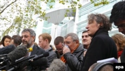 Отец Александра Литвиненко Вальтер (в центре в оранжевом шарфе) на импровизированной пресс-конференции у лондонской больницы UCH, где пытались спасти его сына