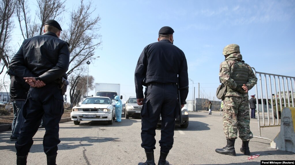 Алматыдагы карантин аймагын кайтарып турган күч түзүмдөрүнүн кызматкерлери. 19-март, 2020-жыл.