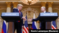 Дональд Трамп и Владимир Путин на саммите в Хельсинки, 16 июля 2018 года