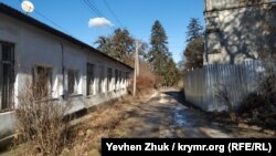 Вплотную к усадьбе стоит построенный колхозом дом-общежитие
