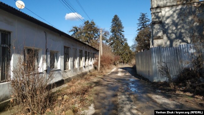 Вплотную к усадьбе стоит построенный колхозом дом-общежитие