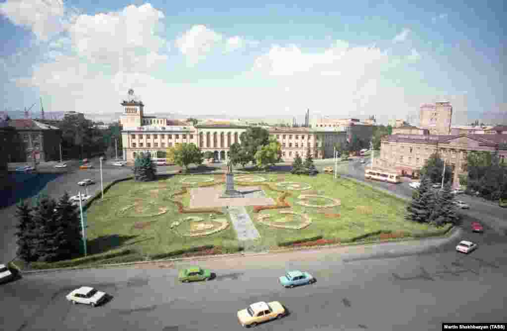 Армениядағы Ереваннан кейінгі ең ірі қала - Гюмри. Совет кезінде Ленинакан деп аталды. Сурет 1986 жылы түсірілген.
