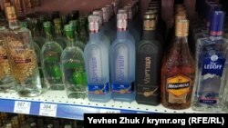Водка марок «Хлебный дар» и «Хортица» в одном из севастопольских супермаркетов