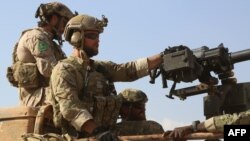 نیروهای عملیات ویژه آمریکا در سوریه که به شبه نظامیان کرد آموزش می‌دهند.