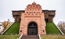 «Золоті ворота» – головна брама стародавнього Києва, пам'ятка оборонної архітектури України-Русі, одна із найдавніших датованих споруд Східної Європи. Перша писемна згадка: 1037 рік. Нинішній зовнішній вигляд – умовне відтворення