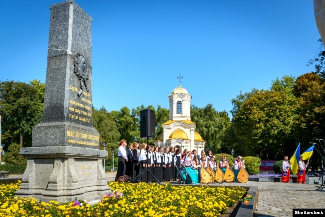 Під час відзначення 250-річчя від дня народження Івана Котляревського біля його могили. Полтава, 9 вересня 2019 року