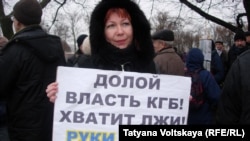 Россия, Петербург, участница митинга 20 декабря 2015 года в память жертв политических репрессий 