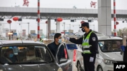 Autoritățile chineze interzic circulația mașinilor în Wuhan, orașul de unde a plecat virusul.